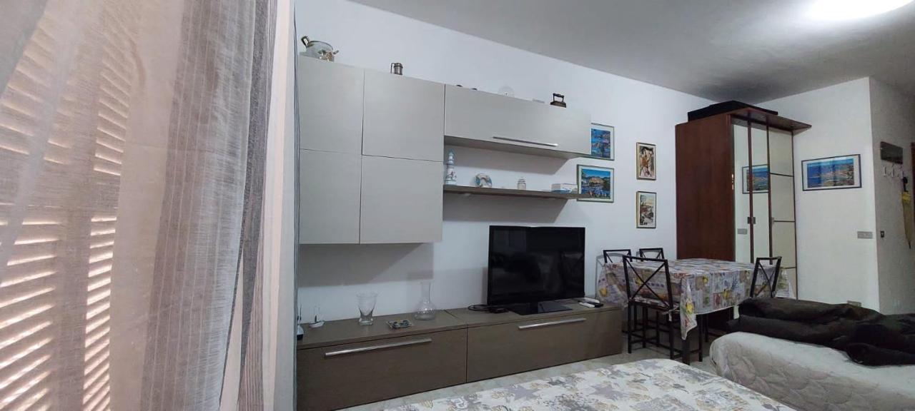 Ampio Monolocale Con Terrazzo - A 2 Passi Dal Mare Apartment Latte Luaran gambar