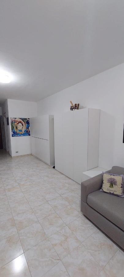 Ampio Monolocale Con Terrazzo - A 2 Passi Dal Mare Apartment Latte Luaran gambar